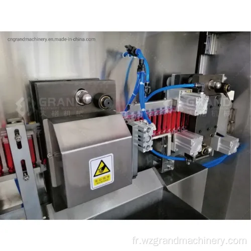 Machine de remplissage et d&#39;étanchéité liquide avec des machines d&#39;étiquetage